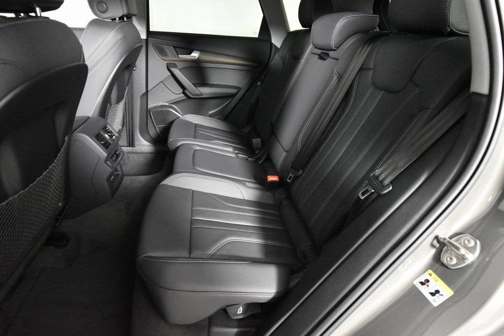 Vehicle image 10 of 19