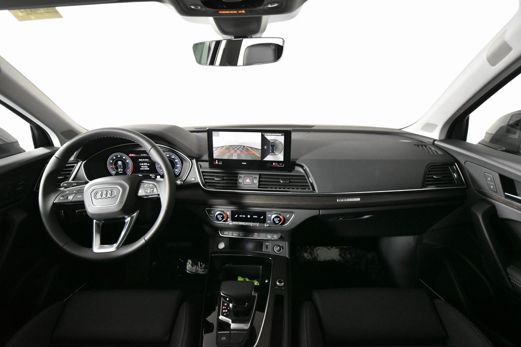 Vehicle image 13 of 19