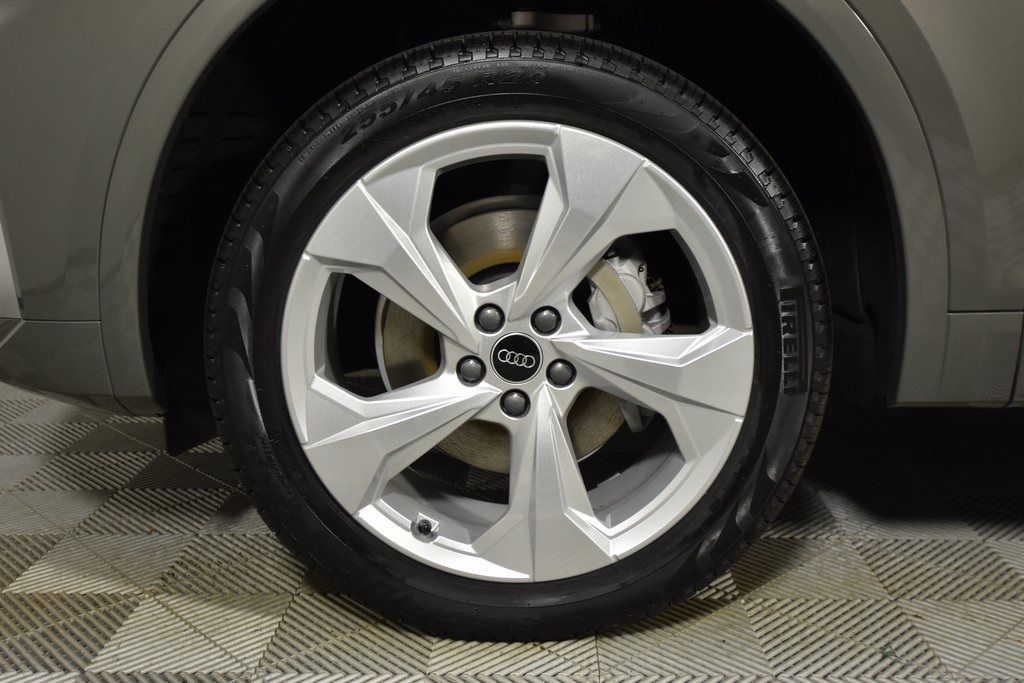 Vehicle image 16 of 19