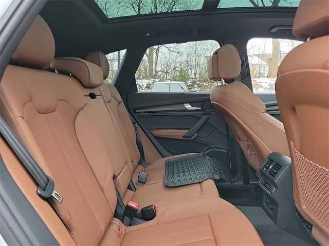 Vehicle image 25 of 40