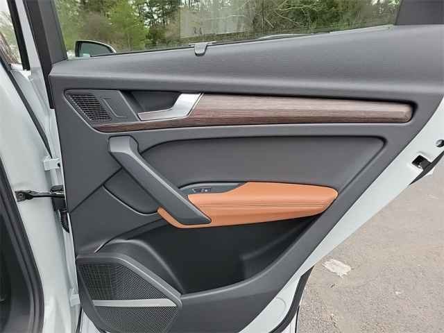 Vehicle image 27 of 40