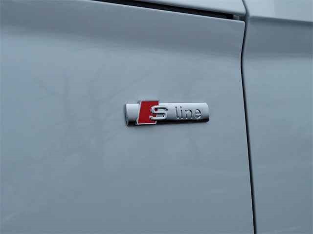 Vehicle image 14 of 40