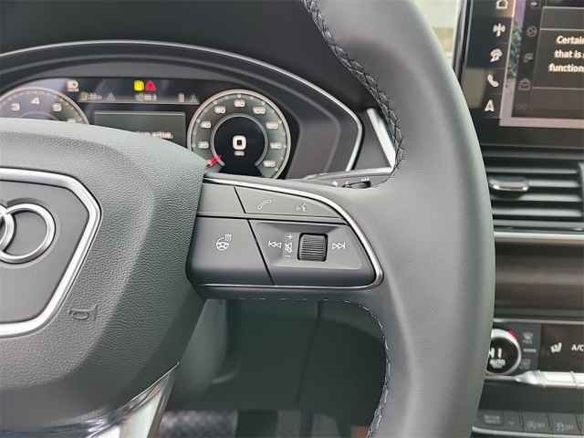 Vehicle image 32 of 40