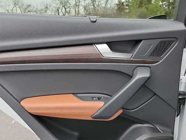 Vehicle image 20 of 40