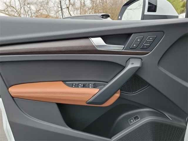 Vehicle image 17 of 40