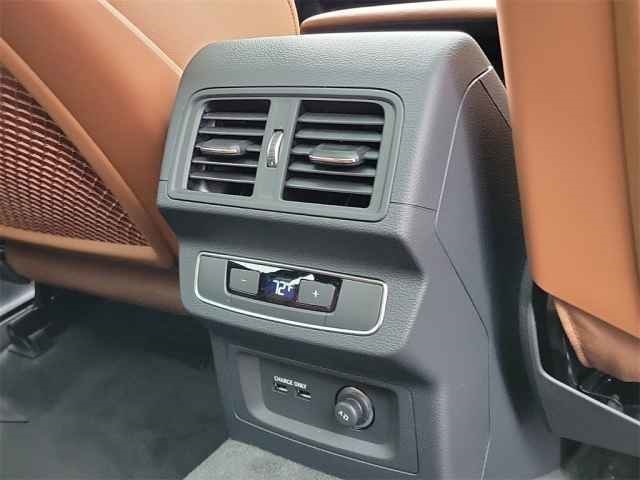 Vehicle image 26 of 40