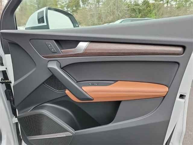 Vehicle image 24 of 40