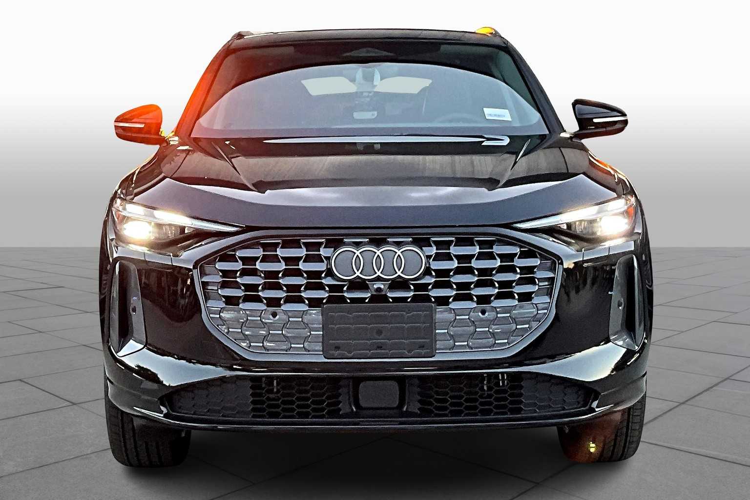 2025 Audi Q5 Premium Image 2 of 19