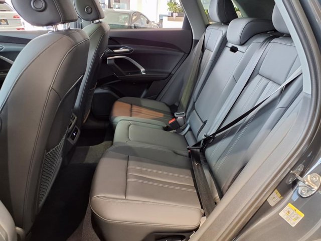 Vehicle image 11 of 23