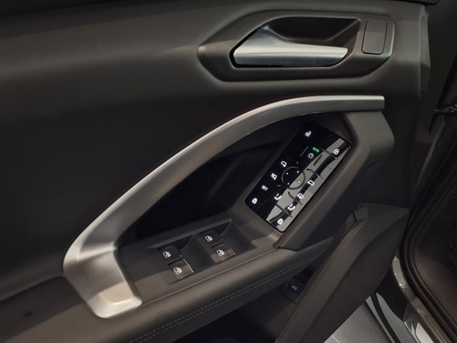 Vehicle image 13 of 23
