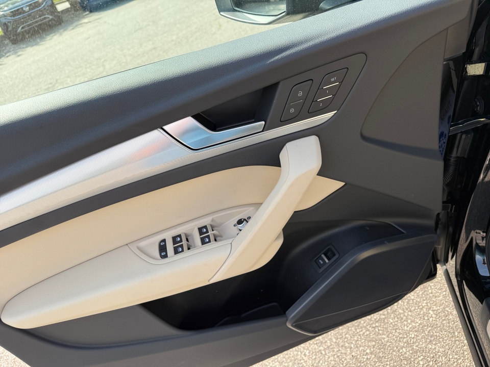 Vehicle image 32 of 35