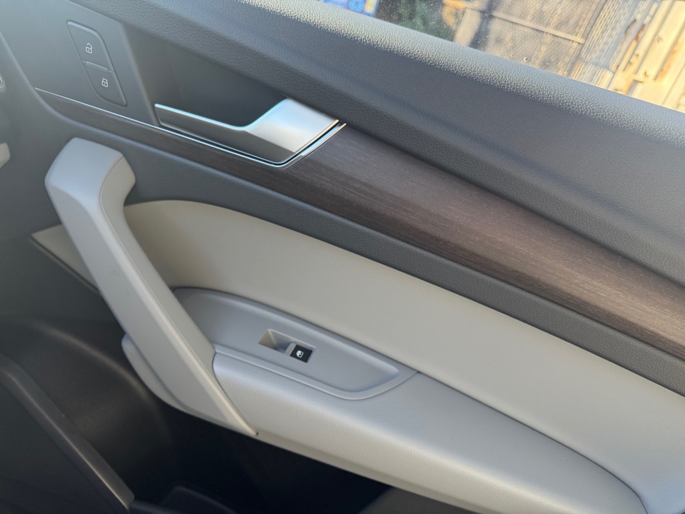 Vehicle image 28 of 30