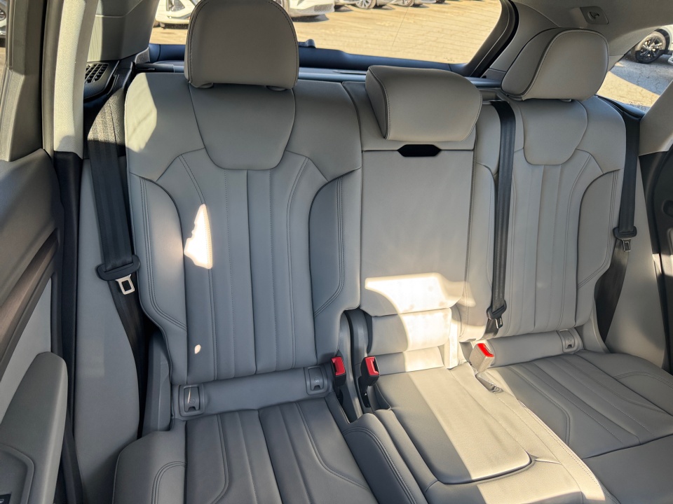 Vehicle image 26 of 30
