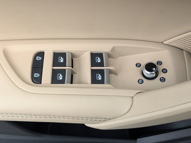 Vehicle image 21 of 35