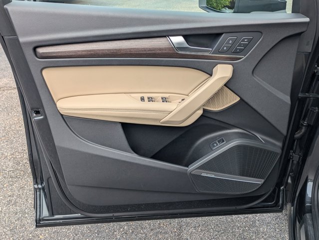 Vehicle image 20 of 35