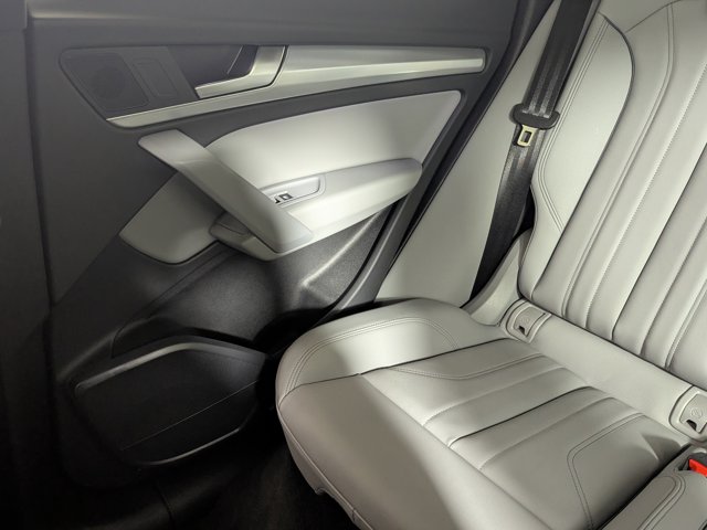 Vehicle image 13 of 21