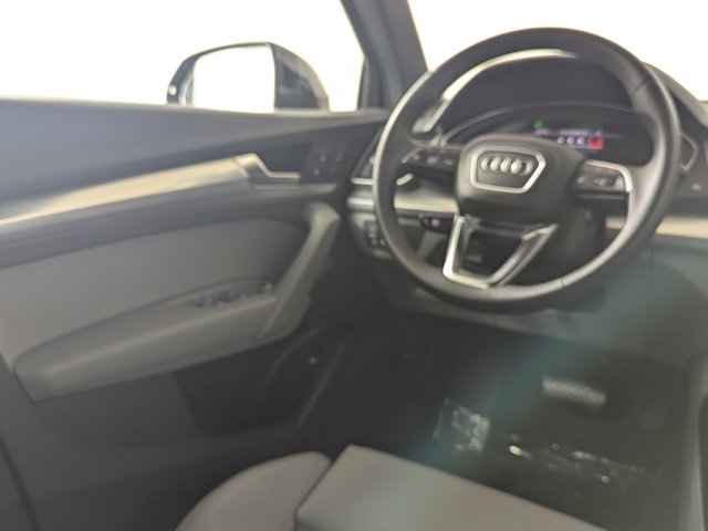 Vehicle image 10 of 21