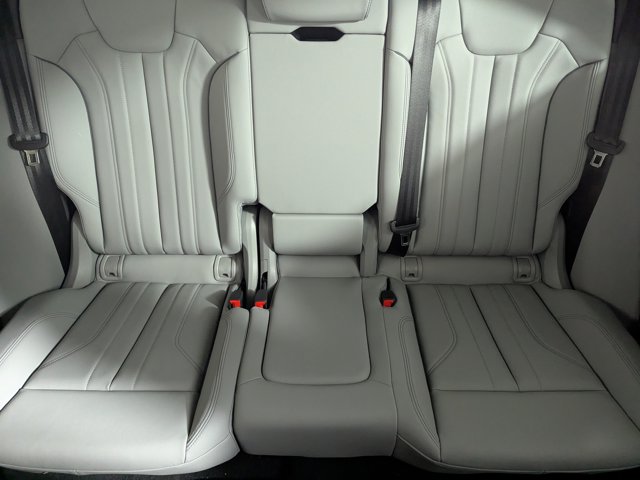 Vehicle image 14 of 21