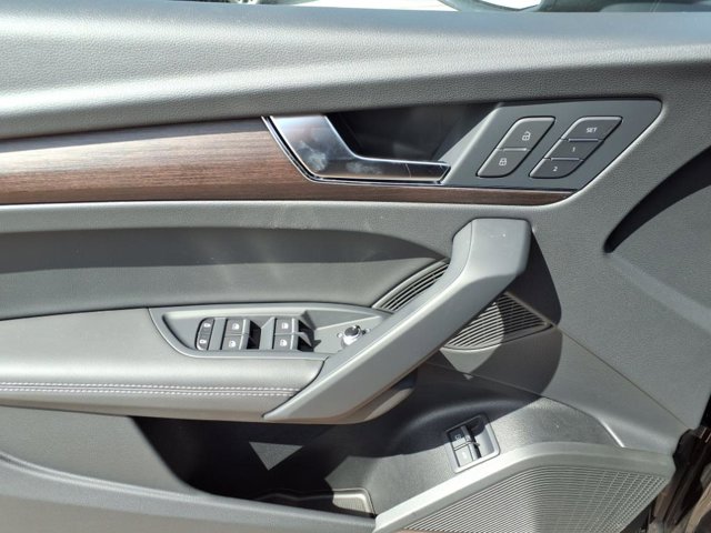 Vehicle image 13 of 24