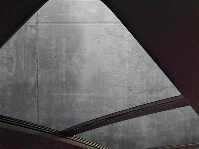 Vehicle image 15 of 19