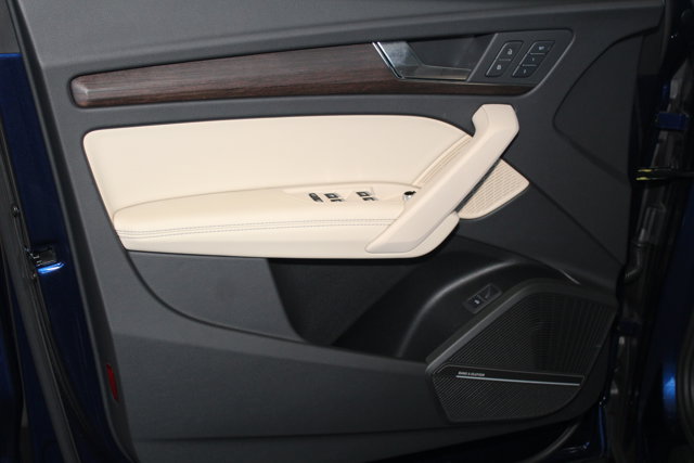 Vehicle image 22 of 32