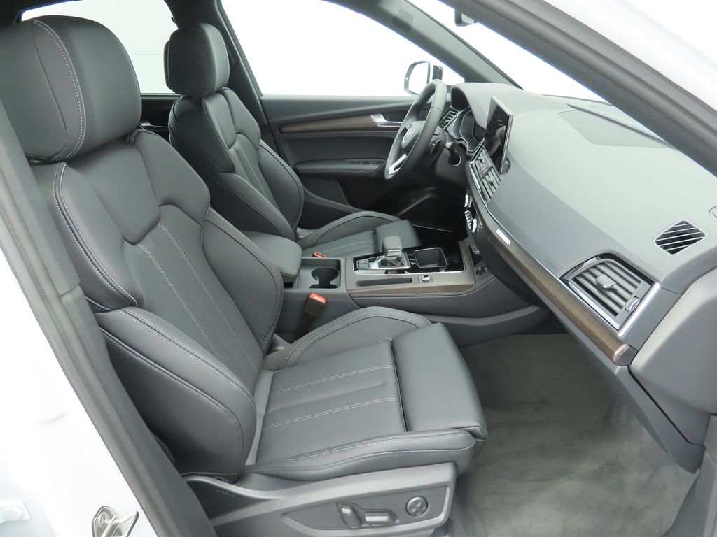Vehicle image 21 of 33