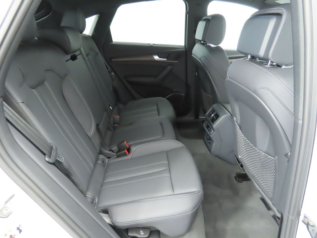 Vehicle image 23 of 33