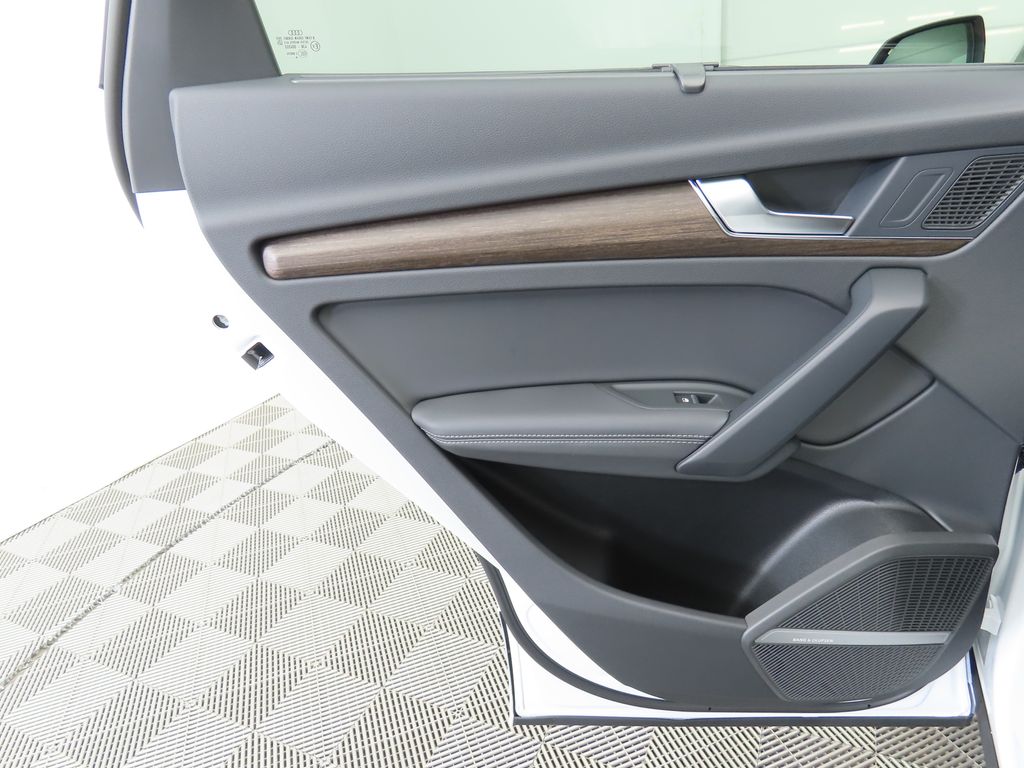 Vehicle image 27 of 33