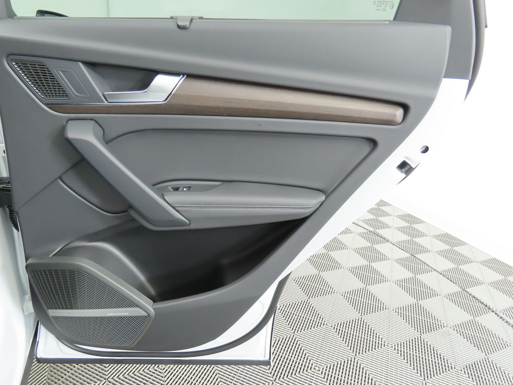 Vehicle image 28 of 33