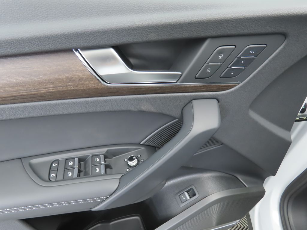 Vehicle image 24 of 33