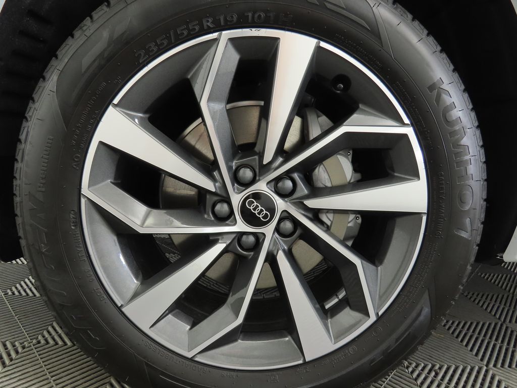 Vehicle image 31 of 33