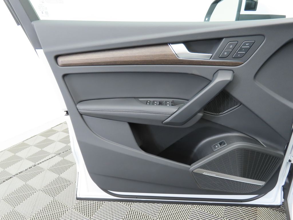 Vehicle image 25 of 33