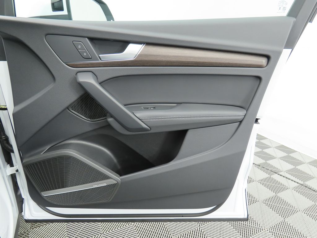 Vehicle image 26 of 33