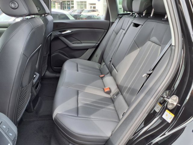 Vehicle image 11 of 24