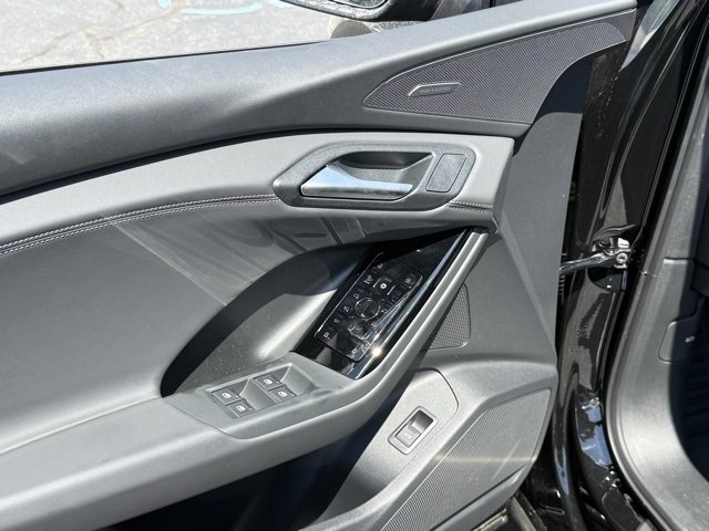 Vehicle image 8 of 33