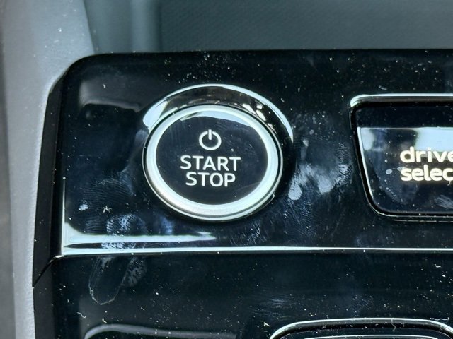 Vehicle image 21 of 33