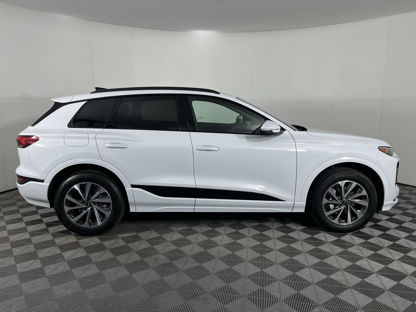 2025 Audi Q6 e-tron Premium Plus Image 4 of 25