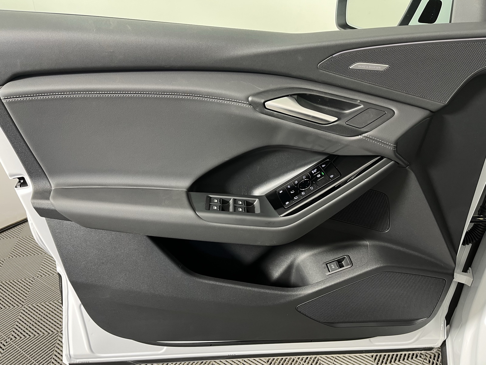 2025 Audi Q6 e-tron Premium Plus Image 18 of 25