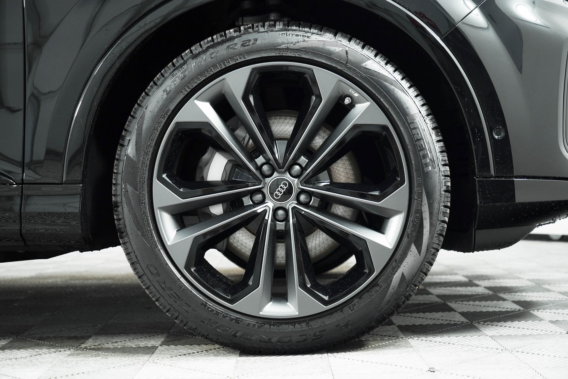 2025 Audi Q7 Premium Plus Image 9 of 38