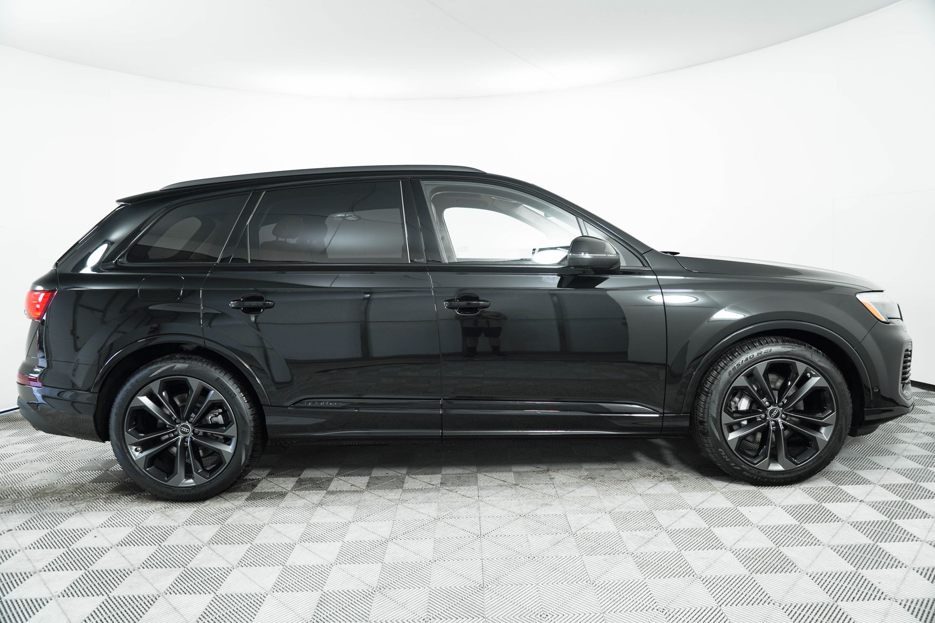 2025 Audi Q7 Premium Plus Image 4 of 38