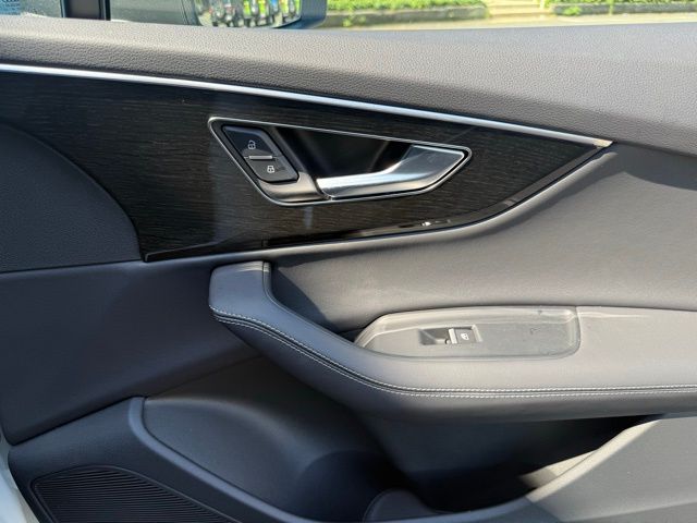 Vehicle image 40 of 50