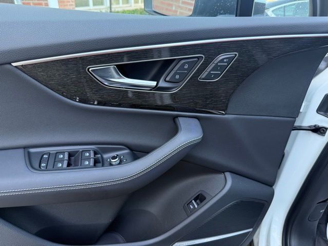 Vehicle image 33 of 50