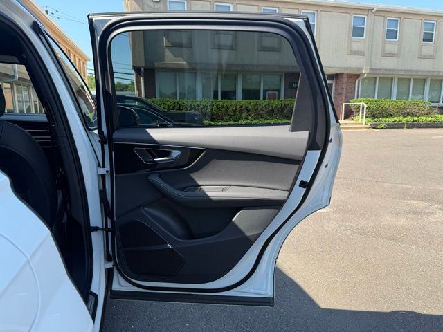 Vehicle image 21 of 50