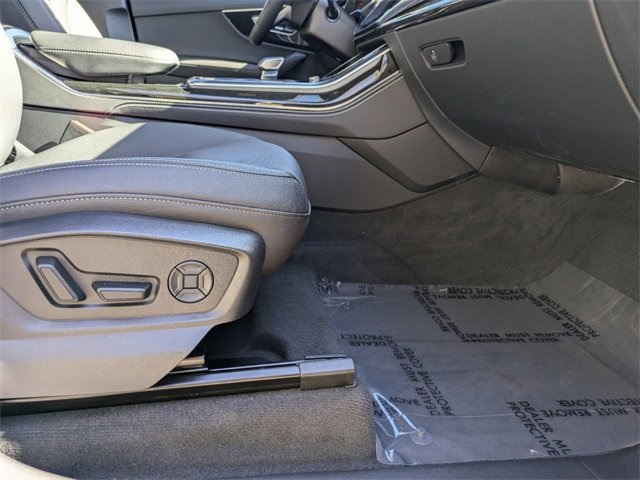 Vehicle image 10 of 32