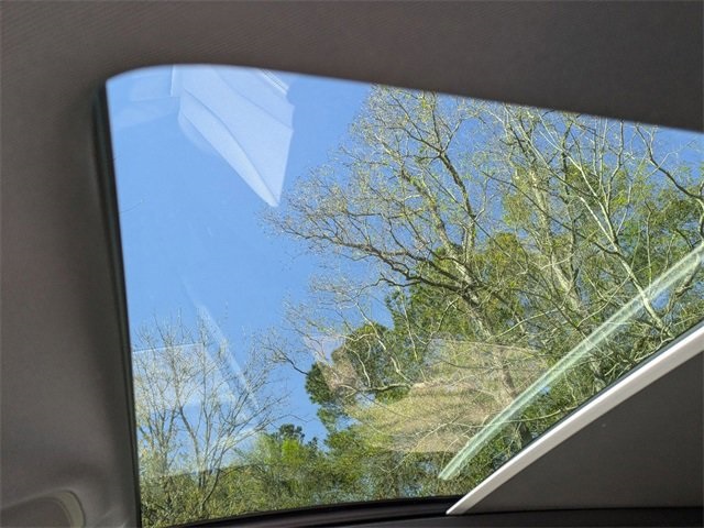 Vehicle image 17 of 32