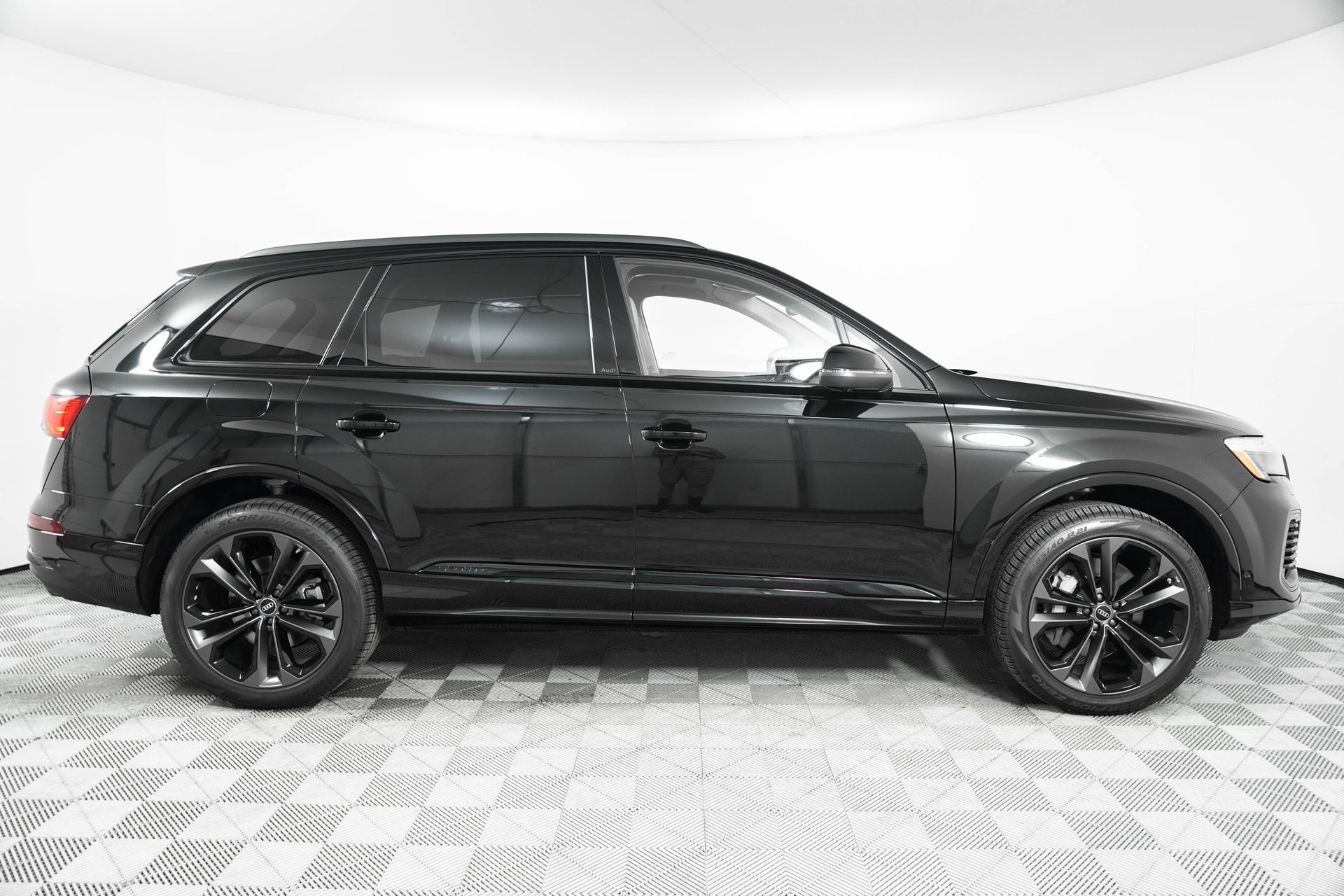 2025 Audi Q7 Premium Plus Image 4 of 39