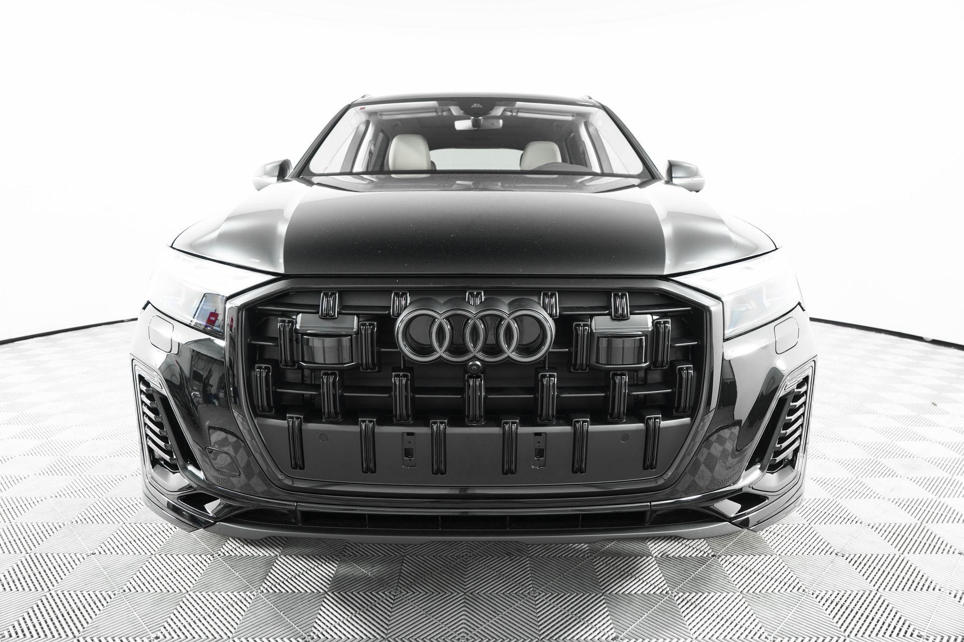 2025 Audi Q7 Premium Plus Image 2 of 39