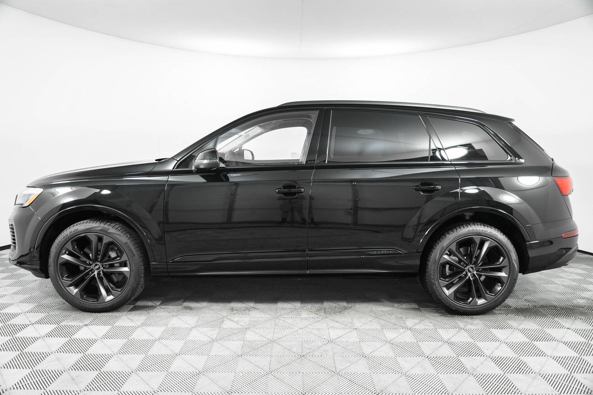 2025 Audi Q7 Premium Plus Image 8 of 39