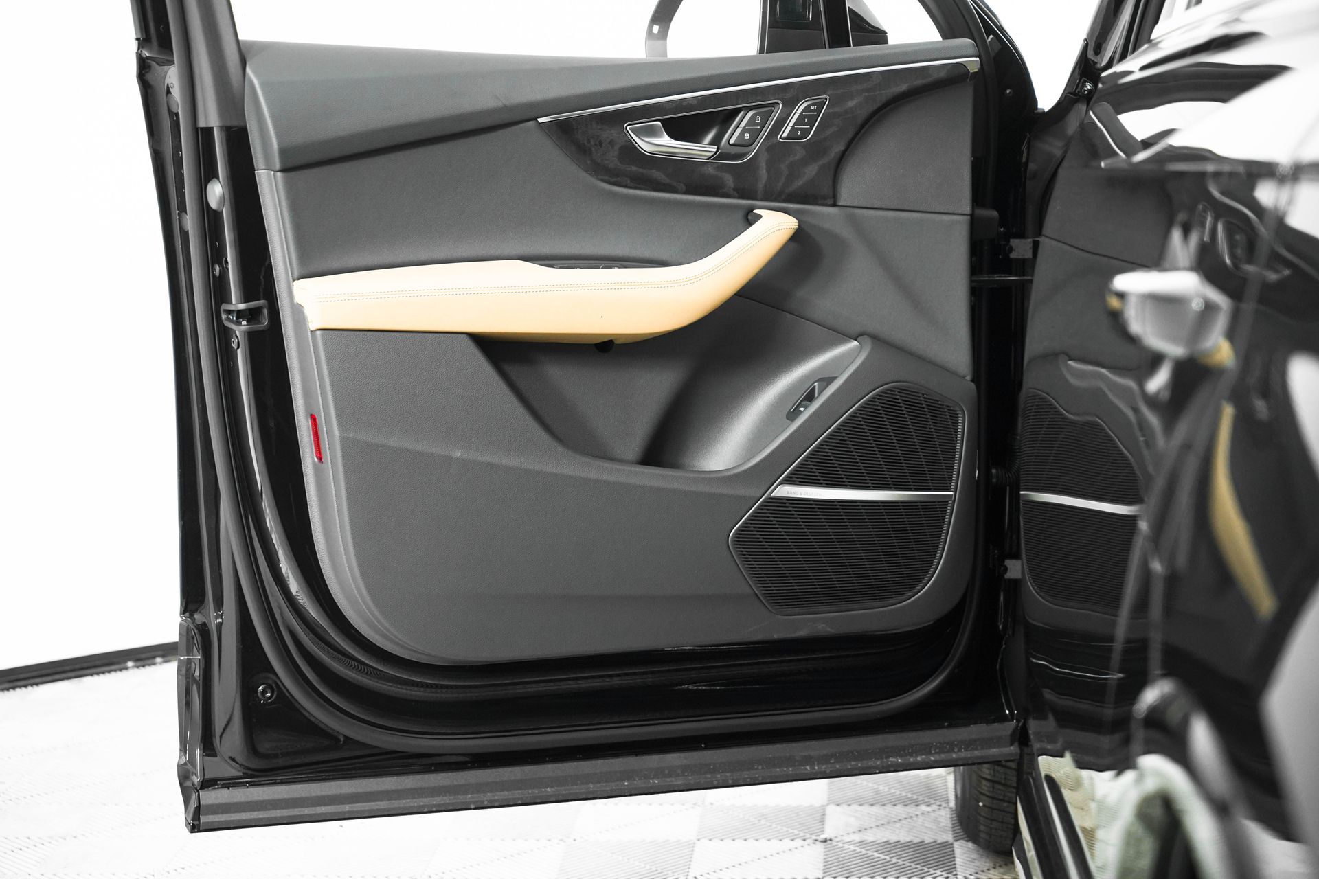 2025 Audi Q7 Premium Plus Image 17 of 39