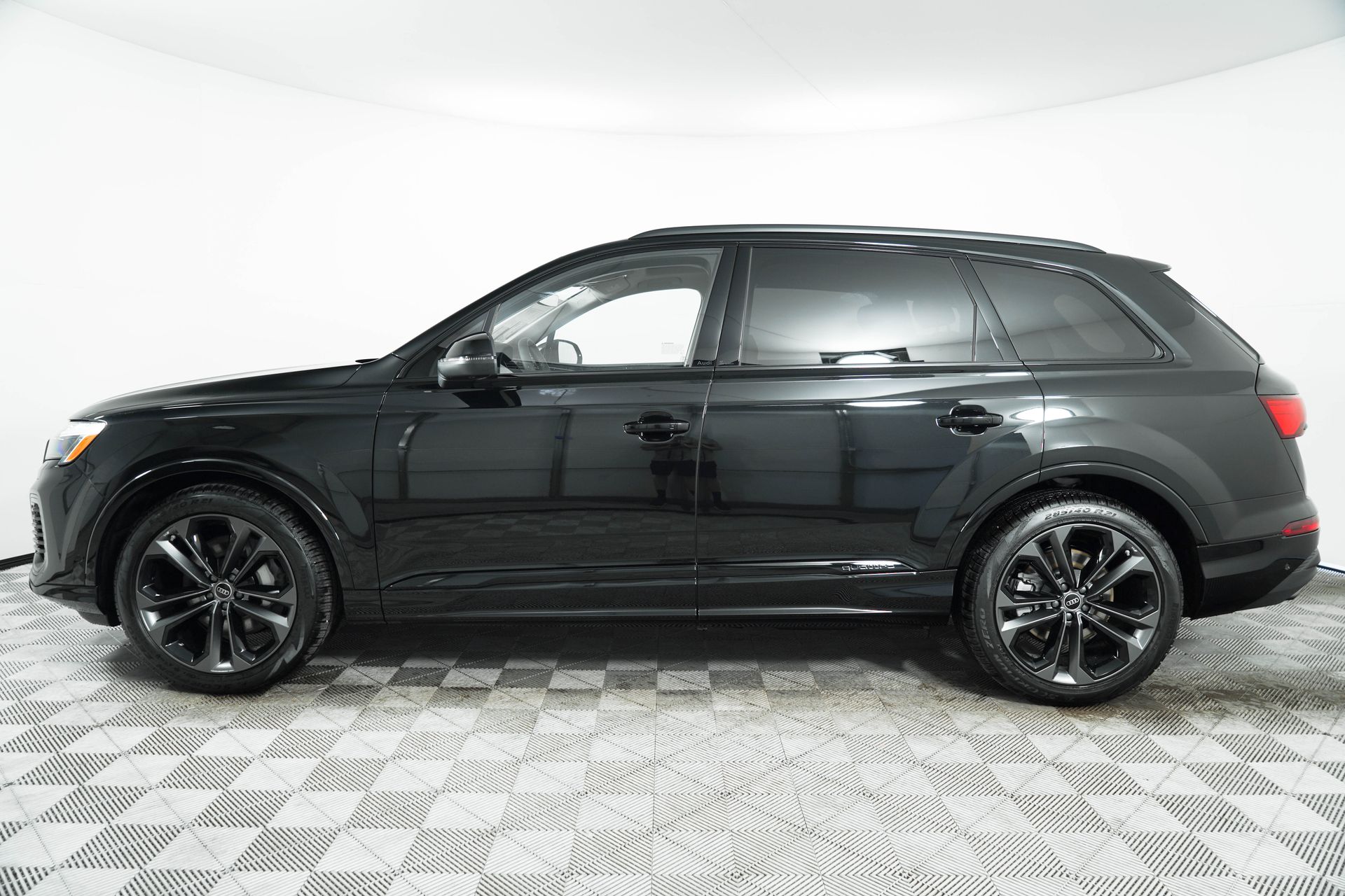 2025 Audi Q7 Premium Plus Image 8 of 38